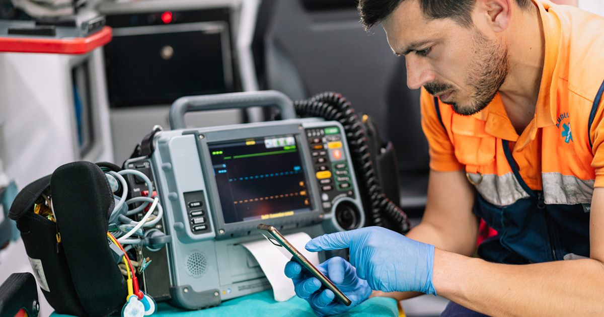 paramedic_phone_ambulance paramedic_phone_ambulance